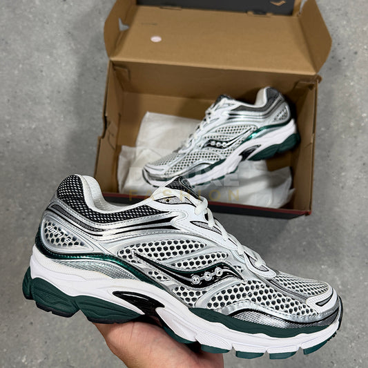 Saucony Pro trainers in white/green
